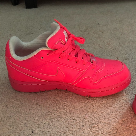 Size 6 Nike’s - Picture 3 of 5